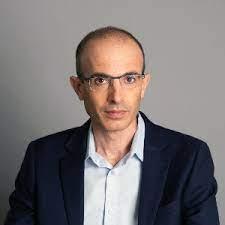 Középkorú férfi elegáns öltözetben Középkorú férfi elegáns öltözetben, szürke háttér előtt