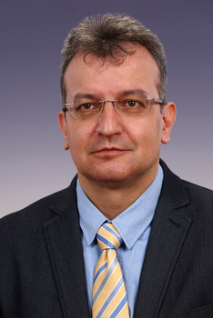 Férfi öltönyben és nyakkendőben Férfi öltönyben és nyakkendőben, semleges háttérrel