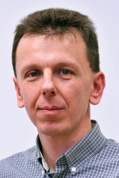 Férfi kockás ingben Férfi kockás ingben, a képen a ruházat látható.