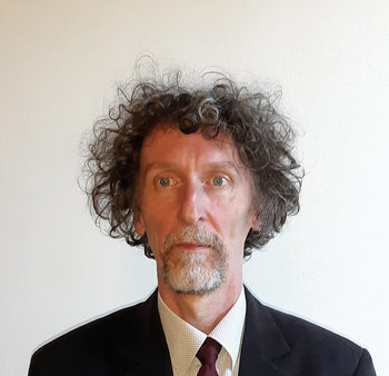 Formális öltözet sötét zakóval, világos inggel és bordó nyakkendővel Formális öltözet, amely sötét zakóból, világos ingből és bordó nyakkendőből áll.