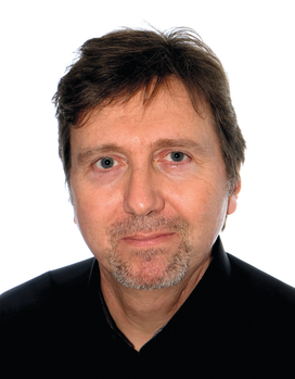 Homályosított arc portré Egy személy portréja, homályosított arccal, fekete ruhában, fehér háttér előtt.