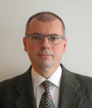 Formális öltözet zakóval, inggel és nyakkendővel Formális öltözet, amely egy zakóból, fehér ingből és mintás nyakkendőből áll.