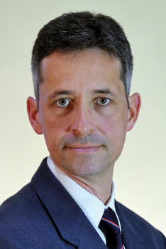 Férfi öltönyben Férfi öltönyben, fehér inggel és nyakkendővel