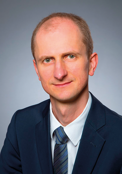 Formális öltözetben lévő személy homályosított arccal Egy személy formális öltözetben, öltönyben és nyakkendőben, homályosított arccal.