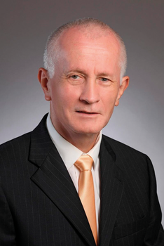 Elegáns férfi öltönyben Elegáns öltönyben lévő férfi, homályosított arccal