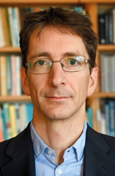 Könyvespolc tele könyvekkel Könyvespolc tele könyvekkel, háttérben különböző színű könyvek.