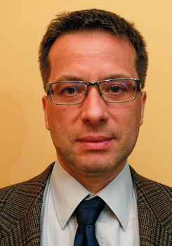 Férfi öltönyben és nyakkendőben, formális ruházat