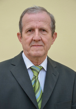 Elegáns öltönyben lévő férfi, akinek az arca el van homályosítva.