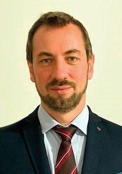 Elegáns öltöny és nyakkendő, formális férfi viselet.