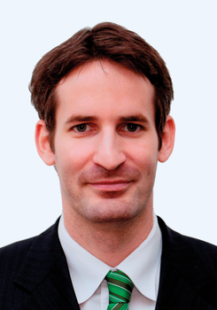 Férfi öltönyben és zöld csíkos nyakkendőben, hivatalos megjelenés