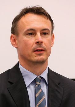 Férfi öltönyben és nyakkendőben, formális megjelenés