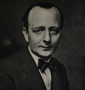 Régi fotó egy klasszikus öltözetű férfiról, akinek az arca el van homályosítva.