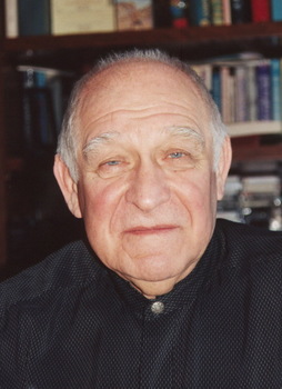 Könyvespolc tele könyvekkel Könyvespolc, amelyen különböző könyvek sorakoznak.