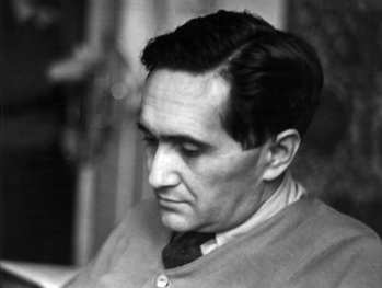 Férfi látható fekete-fehér képen, arca homályosítva van.