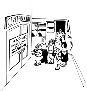 Turistacsoport egy zárva lévő étterem előtt ebédidőben Turistacsoport áll egy étterem előtt, amely ebédidő miatt zárva van, a háttérben egy busz látható.