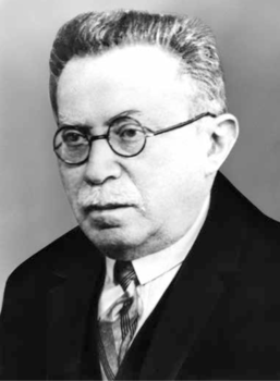 Elegáns férfi öltönyben Elegáns férfi öltönyben és nyakkendőben, fekete-fehér fotó.