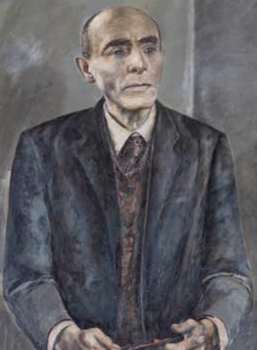 Elegáns férfi öltönyben Elegáns öltönyben lévő férfi, fehér inggel és nyakkendővel, összekulcsolt kezekkel.