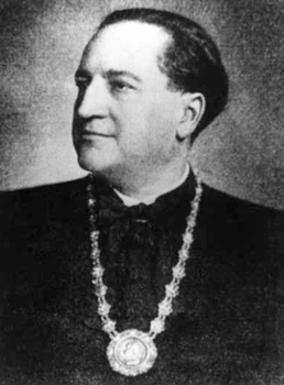 Történelmi portré díszes lánccal Történelmi portré, amelyen egy személy ünnepi ruhában, díszes lánccal a nyakában látható.