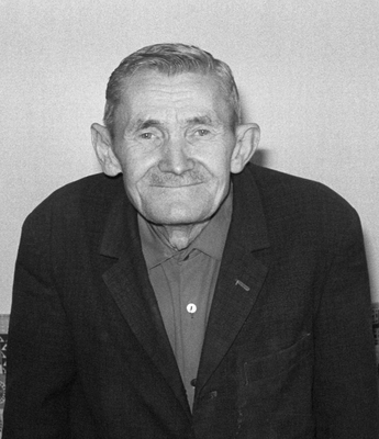 Idős férfi öltönyben, fekete-fehér portré.