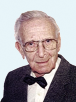 Idős férfi fehér ingben és fekete csokornyakkendőben, elegáns öltözetben.