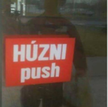 Ajtó felirat: HÚZNI push Piros tábla egy ajtó üvegén, 'HÚZNI push' felirattal.