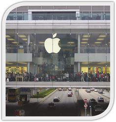 Apple Store Hong Kong tele vásárlókkal Apple Store Hong Kong tele vásárlókkal, előtte forgalmas út látható.