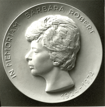 Emlékérem Barbara Robert emlékére, felirattal: IN MEMORIAM BARBARA ROBERT, 1924-1974.