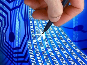 Bináris kód írása digitális felületen Kéz tollal ír bináris kódot egy digitális felületen, technológiai ábrázolás.