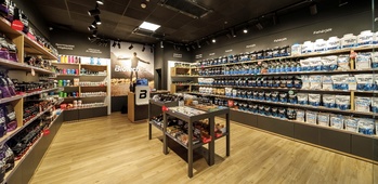 BiotechUSA üzlet belső tere sporttáplálék-kiegészítőkkel BiotechUSA üzlet belső tere, sporttáplálék-kiegészítők, vitaminok és fehérjék polcokon.