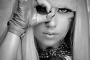 Bőrkesztyű és hosszú szőke haj divatfotó Fekete-fehér kép egy személyről, bőrkesztyűvel és hosszú szőke hajjal.