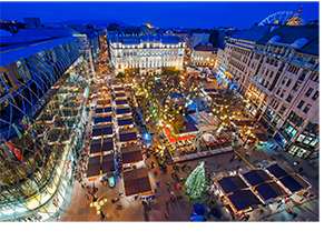 Karácsonyi vásár Budapest belvárosában éjszakai kivilágításban Karácsonyi vásár Budapest belvárosában, éjszakai kivilágításban, vásári standok és karácsonyfa látható.