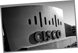 Cisco logó egy épület falán Cisco logó látható egy épület falán, fekete-fehér képen.