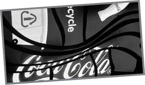 Coca-Cola logó hullámzó vonalakkal Coca-Cola logó részben hullámzó vonalakkal takarva, recycle felirattal