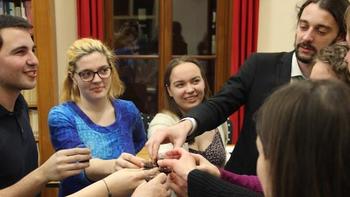 Csoport koccintás közben Egy csoport ember poharakat emel koccintásra, ünneplés közben.