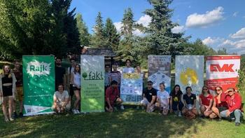 Csoportkép egyesületek molinói előtt a parkban Fiatalok csoportképe különböző egyesületek molinói előtt egy parkban.