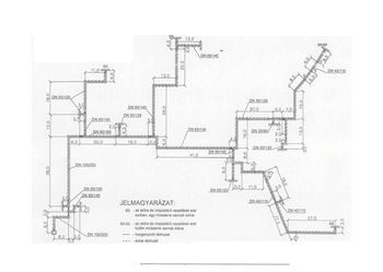 Csővezeték tervrajz különböző átmérőjű csövekkel és jelmagyarázattal, méretek feltüntetve.
