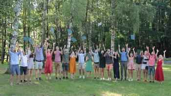 Fiatalok diplomaosztó ünneplése az erdőben Fiatalok csoportja ünnepli diplomaosztójukat, diplomákat dobálnak az erdőben.