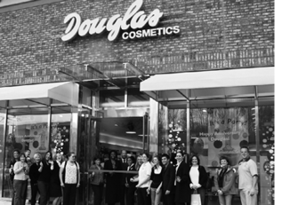 Douglas Cosmetics üzlet megnyitó vagy évforduló Douglas Cosmetics üzlet előtt emberek állnak, megnyitó vagy évforduló alkalmából.