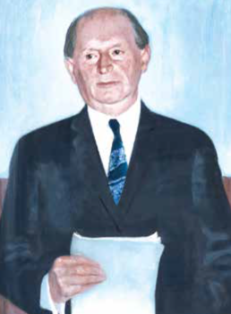 Elegáns férfi dokumentummal Elegánsan öltözött férfi, aki egy dokumentumot tart a kezében.