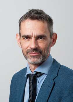 Elegáns férfi kék zakóban és kockás ingben Férfi kék zakóban és kockás ingben, elegáns megjelenés