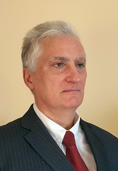 Elegáns férfi öltönyben vörös nyakkendővel Elegáns öltönyben lévő férfi vörös nyakkendővel