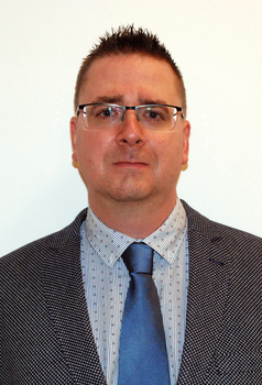 Elegáns férfi öltözet nyakkendővel, inggel és zakóval Elegáns férfi öltözet, sötétkék nyakkendő, csíkos ing és mintás zakó