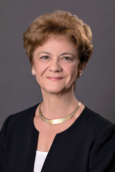 Elegáns női öltözet fekete blézerrel és arany nyaklánccal Elegáns női öltözet, fekete blézer és arany nyaklánc látható a képen.