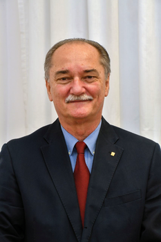 Elegáns öltöny fehér háttér előtt Elegáns öltönyben lévő személy fehér háttér előtt