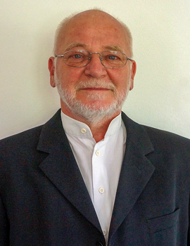 Elegáns öltöny és fehér ing Elegáns öltöny és fehér ing viselése, formális megjelenés