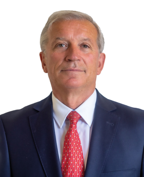 Elegáns öltöny és piros nyakkendő Elegáns öltöny és piros nyakkendő, fehér háttérrel