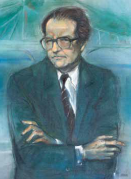 Elegáns férfi karba tett kézzel Elegáns öltönyben lévő férfi karba tett kézzel, háttérben kékes árnyalatok.