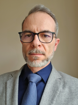 Elegáns férfi öltözet szürke zakóval és kék inggel Elegáns férfi öltözet, szürke zakó, sötétkék ing és nyakkendő látható a képen.