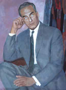 Elegáns férfi szürke öltönyben ül egy székben Elegáns férfi szürke öltönyben ül egy székben, háttérben színes festmény részletei láthatók.