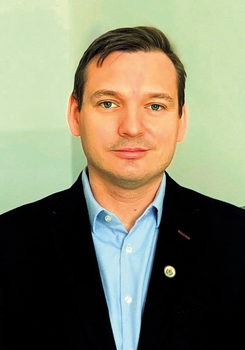 Elegánsan öltözött férfi zakóban és ingben Elegánsan öltözött férfi sötét zakóban és világoskék ingben